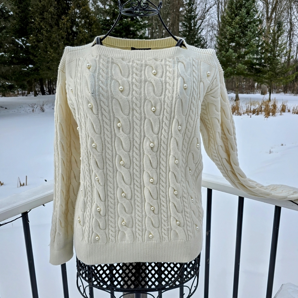 Ann Taylor Pearlized Cable Sweater, size Medium, EUC